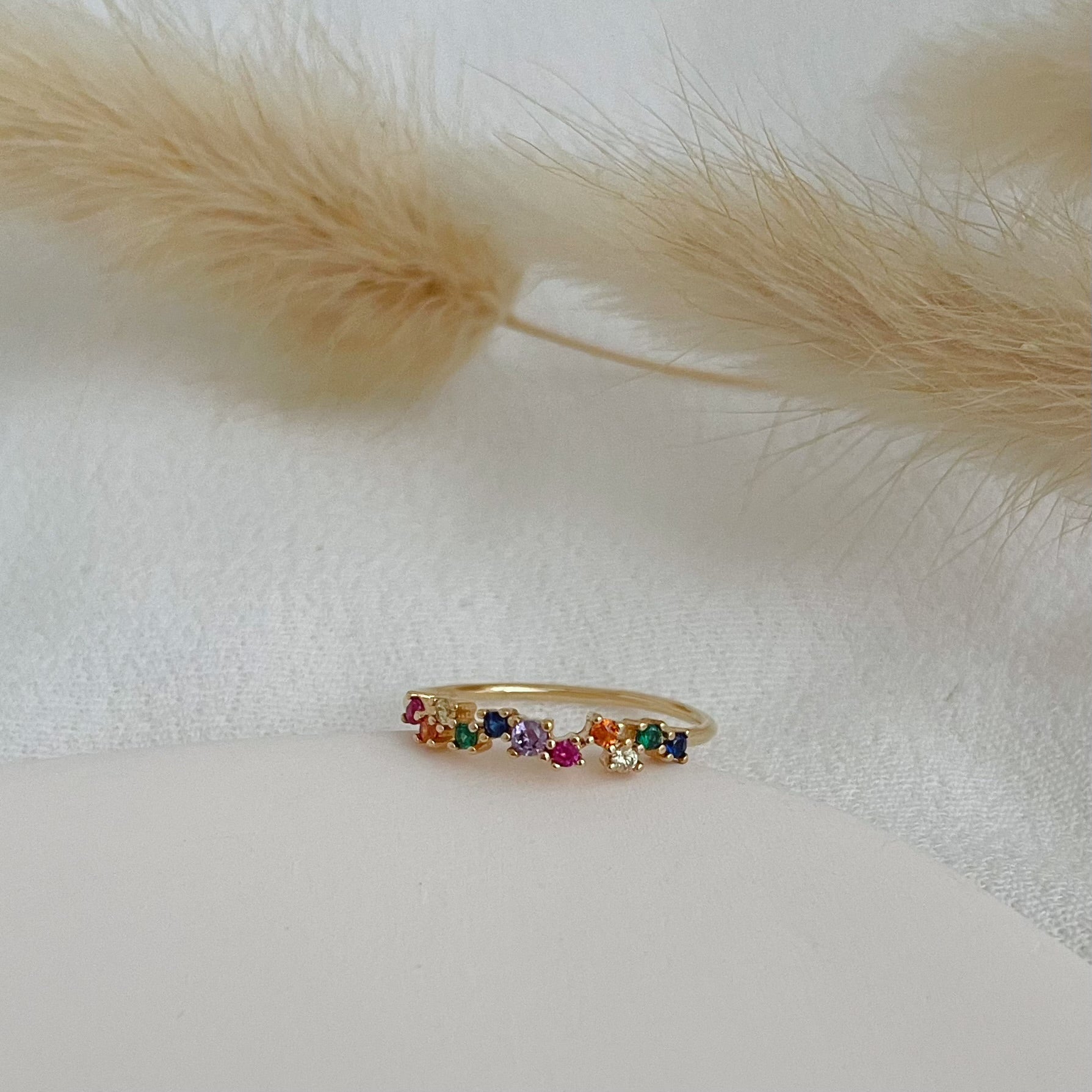 bague fine serti de zircons multicolores