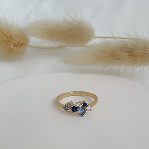 bague zirconiums bleus sertis