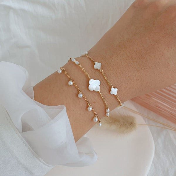 bracelet trèfle en nacre blanche avec perle d’eau douce