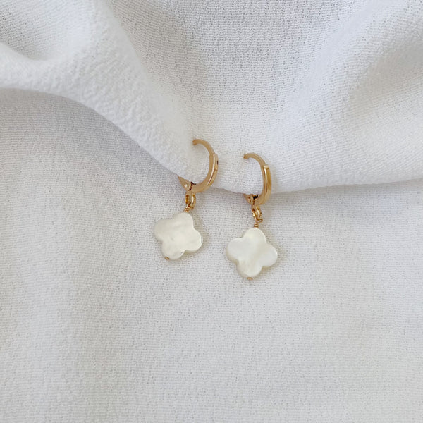 boucles d'oreilles mini créole avec trèfle en nacre blanche