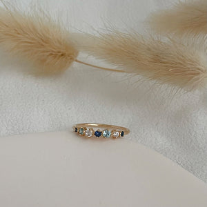 bague fine serti de zircons bleus