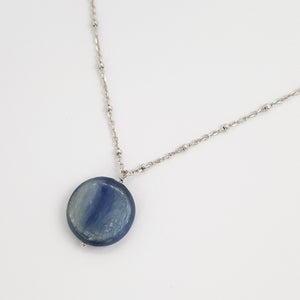 collier médaille cyanite bleu