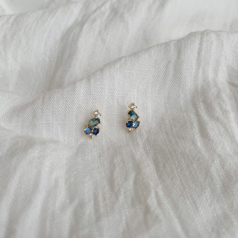 boucles d’oreilles bleu / lobes d’oreilles