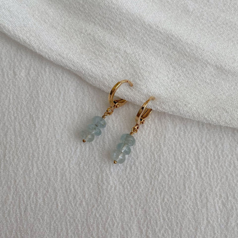 boucles d'oreilles mini créoles avec aiguë marine